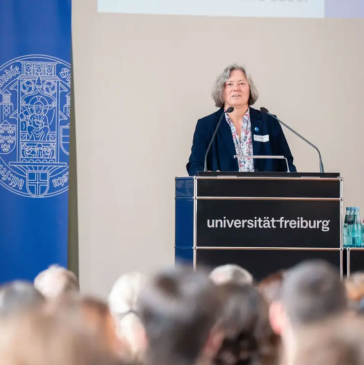 Redebeitrag im Rahmen des Deutschlandstipendiums an der Universität Freiburg. Die Aufnahme zeigt eine Präsentation vor zahlreichem Publikum und steht für Bildungsförderung, akademisches Engagement und die Unterstützung talentierter Studierender.