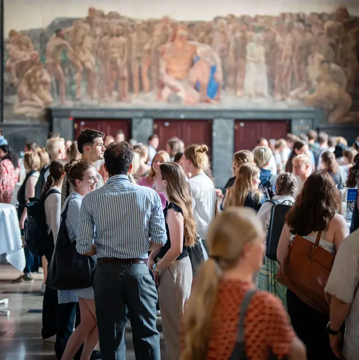 Networking-Veranstaltung im historischen Ambiente der Universität Freiburg. Die Aufnahme zeigt Teilnehmende beim persönlichen Austausch und verdeutlicht die Bedeutung von Vernetzung, Wissenstransfer und Community-Building im akademischen Umfeld.