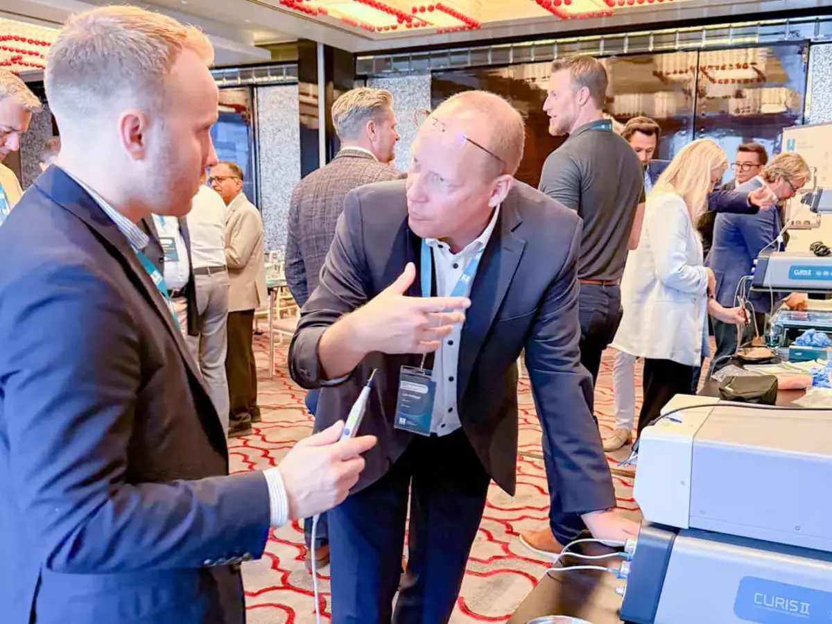 Teilnehmende diskutieren eine Produktanwendung an einem Demonstrationsstand während der Sutter Distributor Conference 2026 in Istanbul.