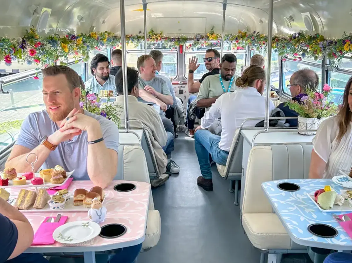 Teilnehmende der SDC 2024 in einem Bus während einer Sightseeing-Tour durch Dublin.