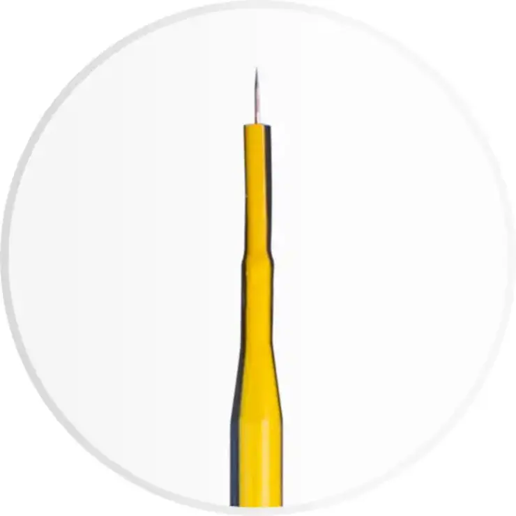 Gelbe monopolare Mikrodissektions-Elektrode mit feiner, gerader Spitze vor weißem Hintergrund.