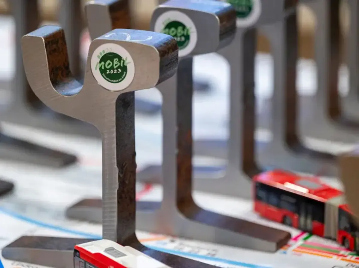 Mechanical fixtures and electronic components in an automated manufacturing system.