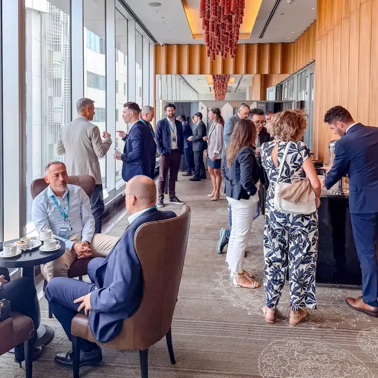 Teilnehmende der Sutter Distributor Conference 2026 im Austausch während einer Networking-Pause in Istanbul.