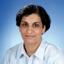 Person mit Brille und Hemd vor neutralem Hintergrund.