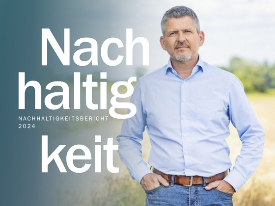 Titelbild des Sutter Nachhaltigkeitsberichts 2024. Im Vordergrund steht eine Person in hellblauem Hemd und Jeans vor einer natürlichen Landschaft. Links sind große weiße Schriftzüge „Nachhaltigkeit“, „Präzision, Nachhaltigkeit und Kultur“ sowie das Sutter-Logo mit dem Zusatz „Precision Electrosurgery“ zu sehen.