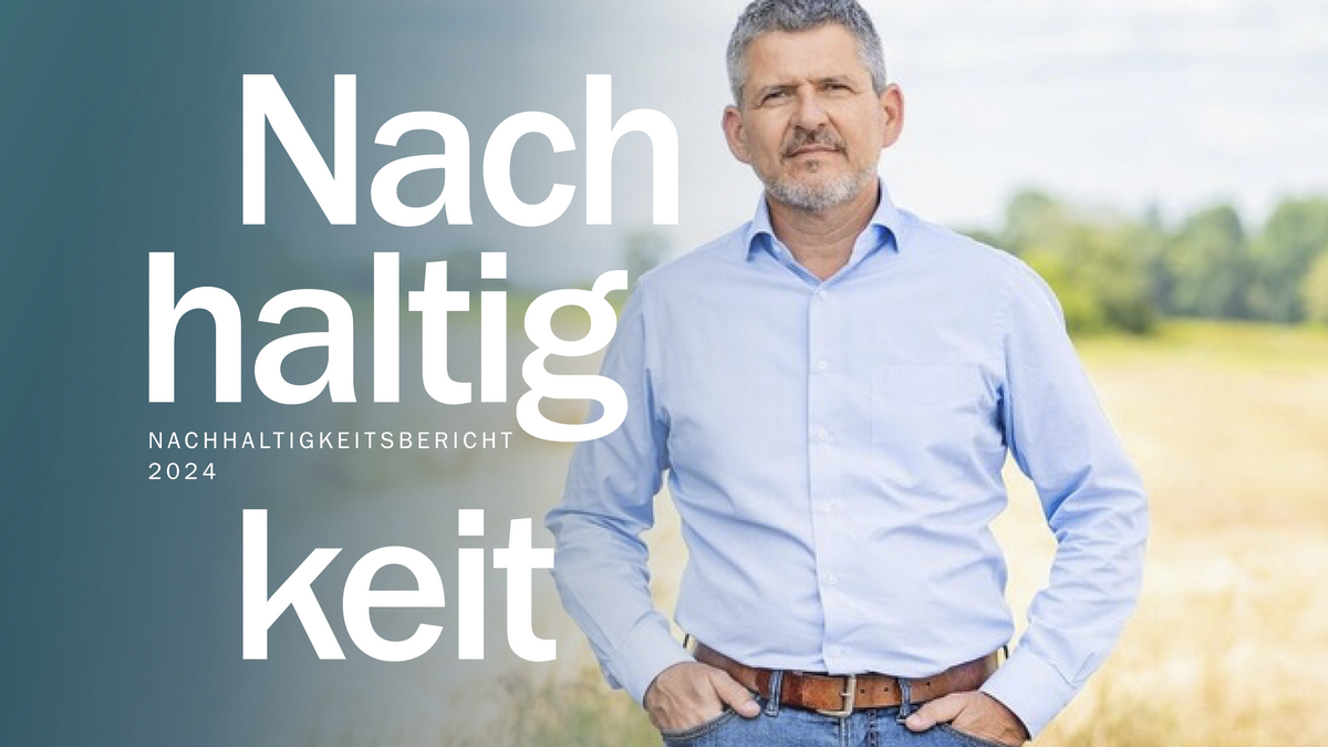 Titelbild des Sutter Nachhaltigkeitsberichts 2024. Im Vordergrund steht eine Person in hellblauem Hemd und Jeans vor einer natürlichen Landschaft. Links sind große weiße Schriftzüge „Nachhaltigkeit“, „Präzision, Nachhaltigkeit und Kultur“ sowie das Sutter-Logo mit dem Zusatz „Precision Electrosurgery“ zu sehen.