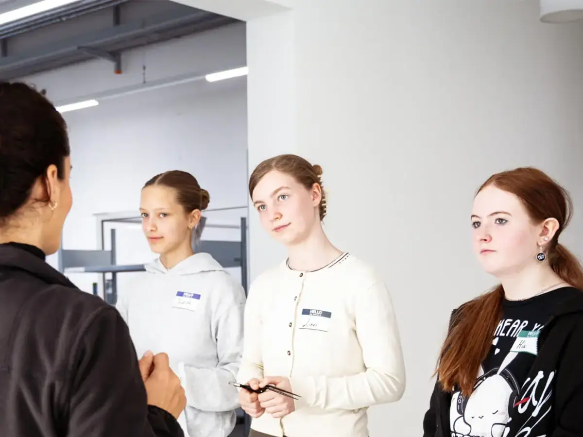 MINT-Nachwuchsförderung in der Praxis: Teilnehmende informieren sich über Technik, Handwerk und Ausbildungsmöglichkeiten.