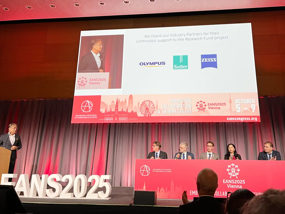 Präsentation auf dem EANS-Kongress 2025 mit Podium und Danksagung an Industriepartner.