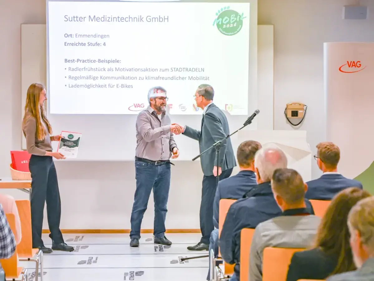Presentation of the Mobil 2026 award certificate to an honored organization during the ceremony.