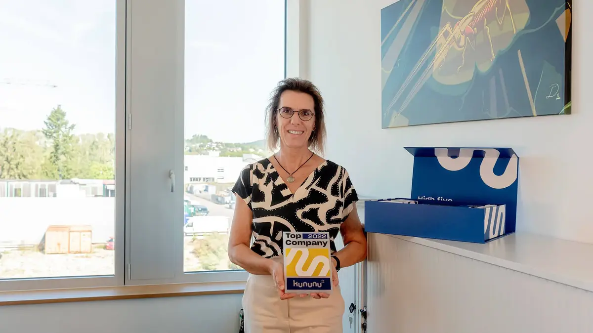 Petra Dischinger, VP Finances & HR von Sutter Medizintechnik, hält den kununu Top Company Award 2022 in den Händen – Auszeichnung für besonders gutes Arbeitgeberfeedback.