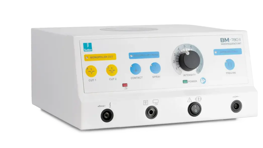 Seitenansicht des BM-780 II Radiofrequenz-Generators mit Drehregler, Funktionsknöpfen und Anschlüssen für bipolare und monopolare Instrumente, geeignet für präzises Schneiden und Koagulieren in chirurgischen Anwendungen.