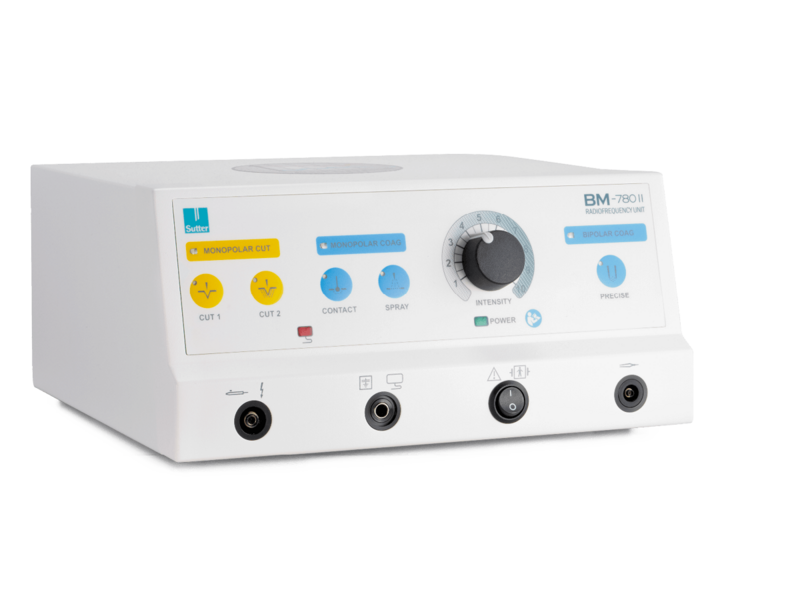 Seitenansicht des BM-780 II Radiofrequenz-Generators mit Drehregler, Funktionsknöpfen und Anschlüssen für bipolare und monopolare Instrumente, geeignet für präzises Schneiden und Koagulieren in chirurgischen Anwendungen.