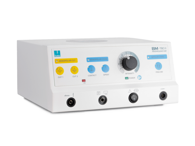 Seitenansicht des BM-780 II Radiofrequenz-Generators mit Drehregler, Funktionsknöpfen und Anschlüssen für bipolare und monopolare Instrumente, geeignet für präzises Schneiden und Koagulieren in chirurgischen Anwendungen.