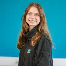 Sutter-Mitarbeiterportrait-Elisaweta-2025.jpg Porträt von Elisaweta, Auszubildende zum Industriemechaniker (m/w/d) bei Sutter Medizintechnik, vor blauem Hintergrund