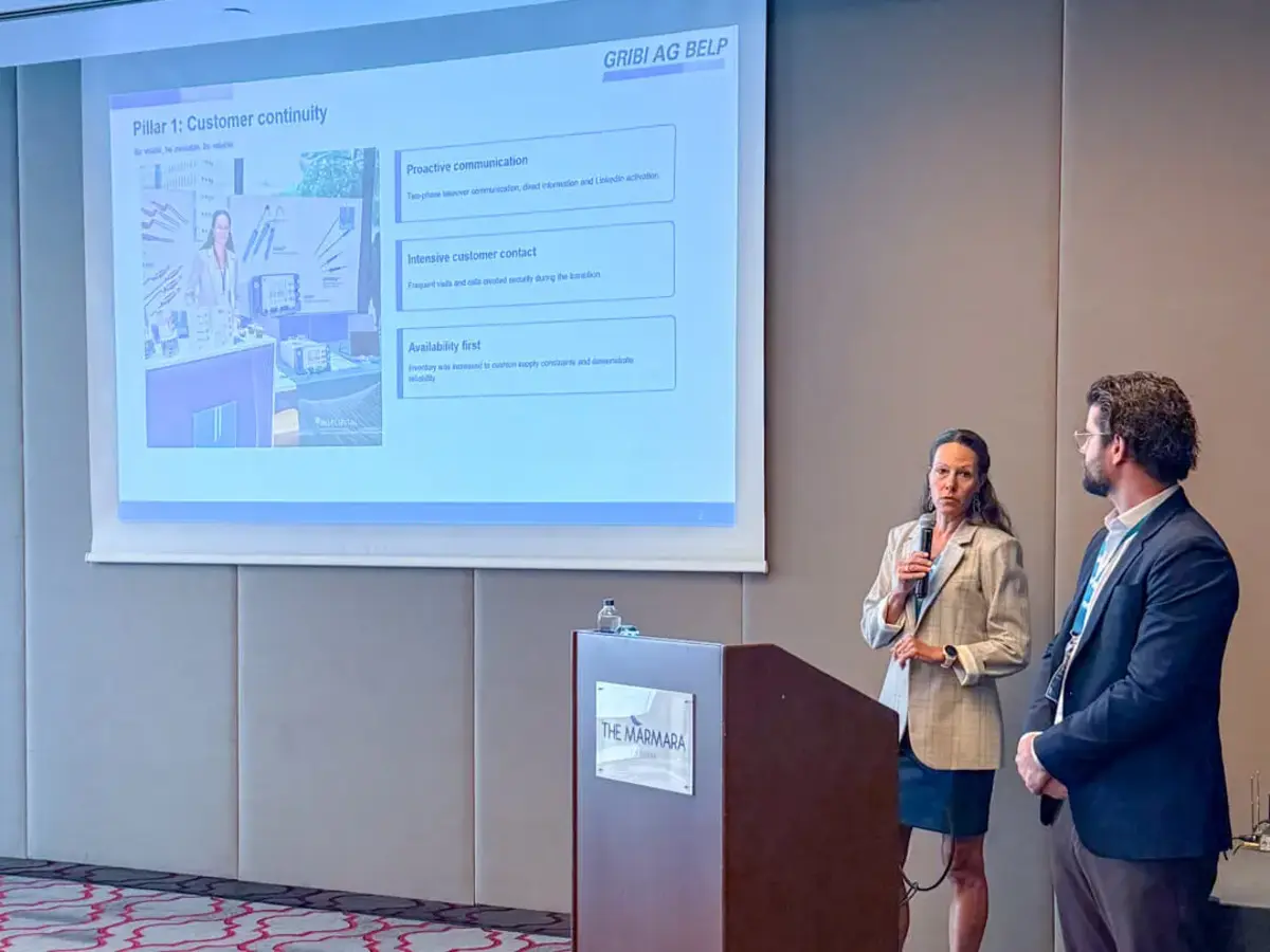 Zwei Vortragende präsentieren einen Praxisbericht während der Sutter Distributor Conference 2026 in Istanbul.