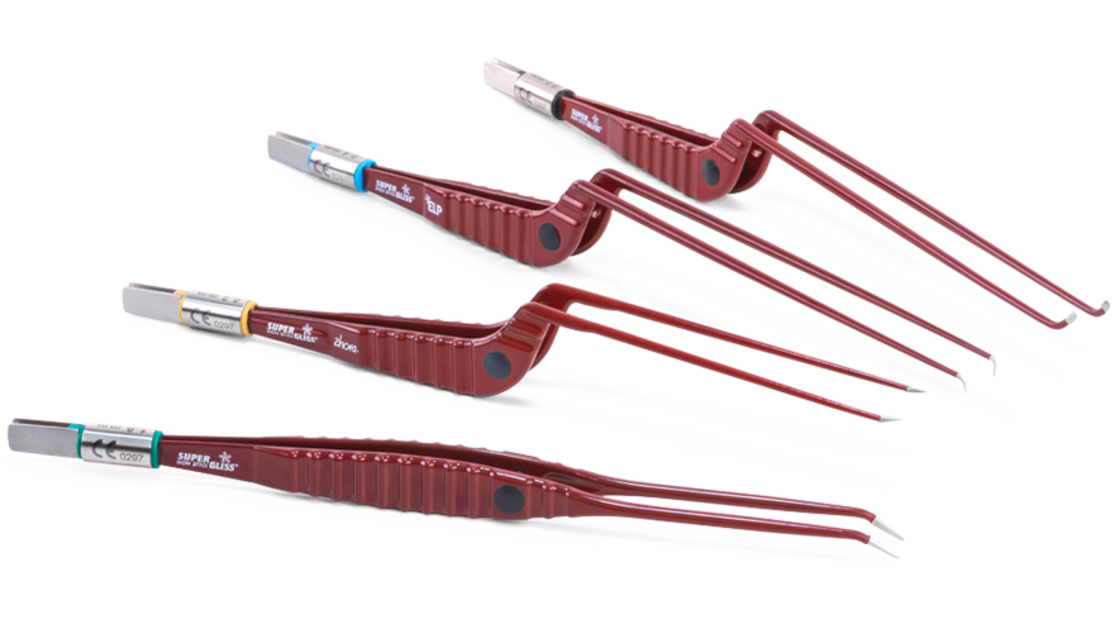 Vier rote SuperGliss® non-stick bipolare Pinzetten mit abgewinkelter Spitze in unterschiedlichen Längen vor weißem Hintergrund.