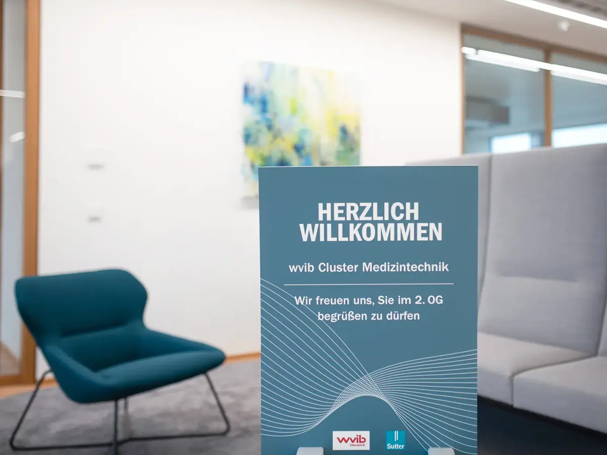 Willkommensschild zum wvib Cluster Medizintechnik in einem modernen Empfangs- und Meetingbereich.