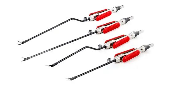 Vier Calvian endo-pen bipolare Klemmen, non-stick, mit langem, schwarzem Schaft und rotem Griffbereich vor weißem Hintergrund.