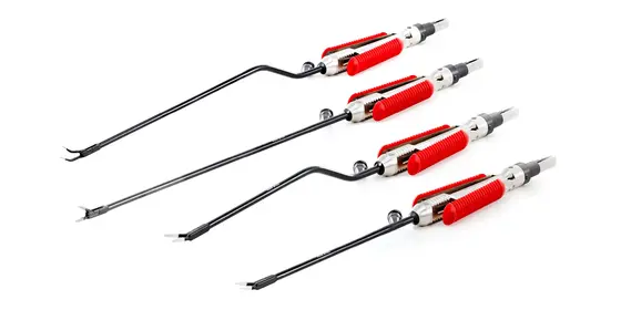 Vier Calvian endo-pen bipolare Klemmen, non-stick, mit langem, schwarzem Schaft und rotem Griffbereich vor weißem Hintergrund.