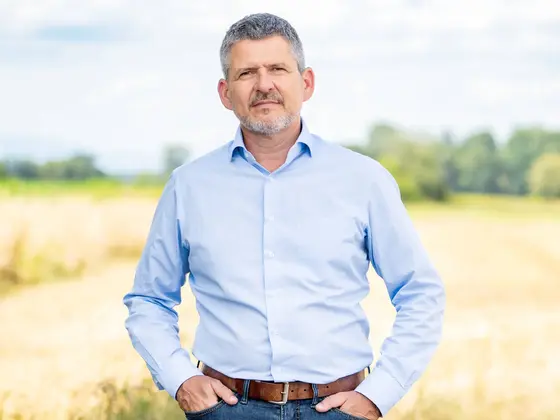 Bert-Sutter-Geschaeftsfuehrer-Sutter-Nachhaltigkeit.jpg Porträt von Bert Sutter, Geschäftsführer von Sutter Medizintechnik, vor ländlicher Kulisse – Sinnbild für Bodenständigkeit, Verantwortung und Nachhaltigkeit.