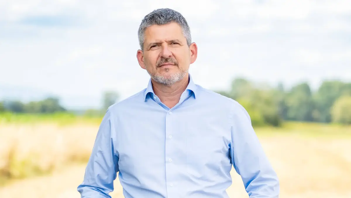 Bert-Sutter-Geschaeftsfuehrer-Sutter-Nachhaltigkeit.jpg Porträt von Bert Sutter, Geschäftsführer von Sutter Medizintechnik, vor ländlicher Kulisse – Sinnbild für Bodenständigkeit, Verantwortung und Nachhaltigkeit.