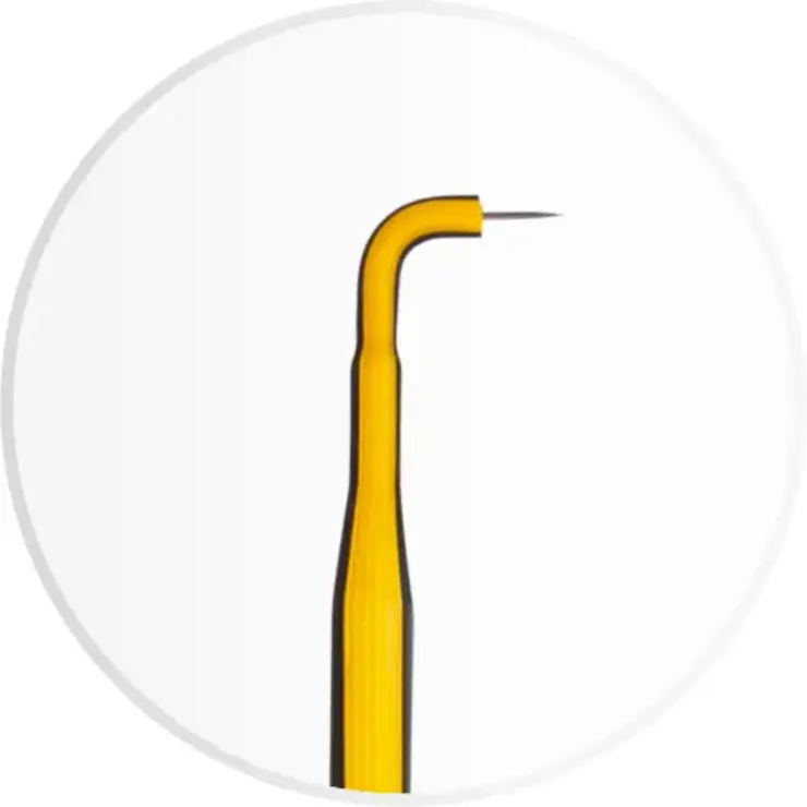 Gelbe monopolare Mikrodissektions-Elektrode mit kurzer, gebogener Spitze vor weißem Hintergrund.