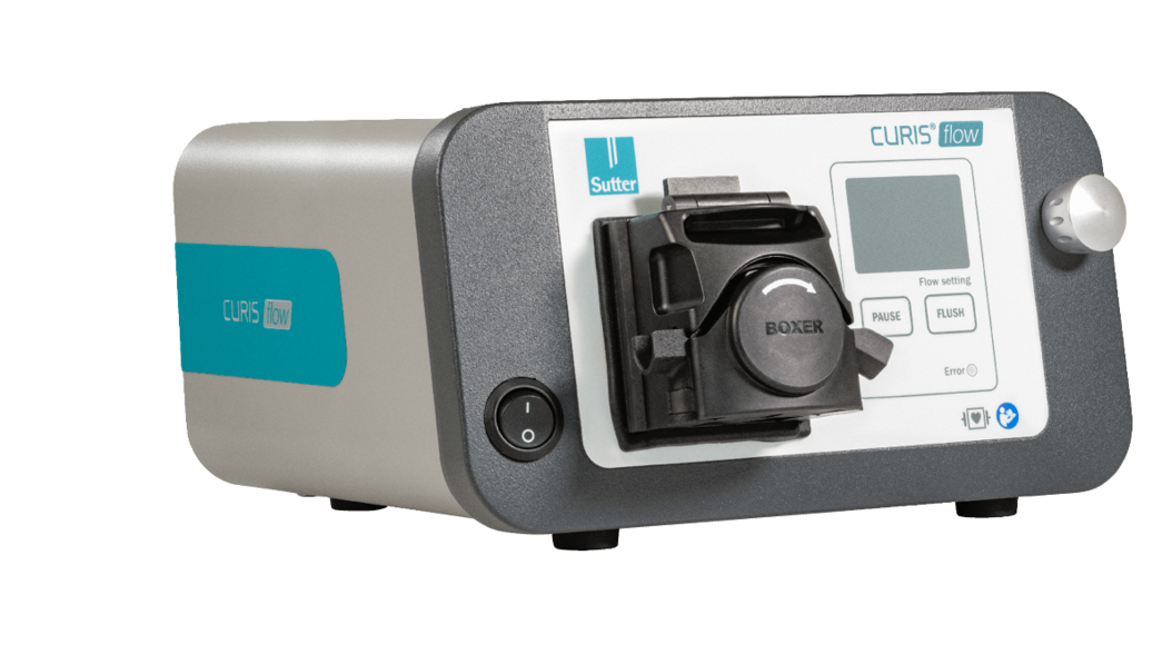 Seitliche Ansicht der CURIS® flow Spülpumpe mit Sicht auf Frontbedienelemente, Schlauchhalterung und Gehäuse mit Sutter-Logo.