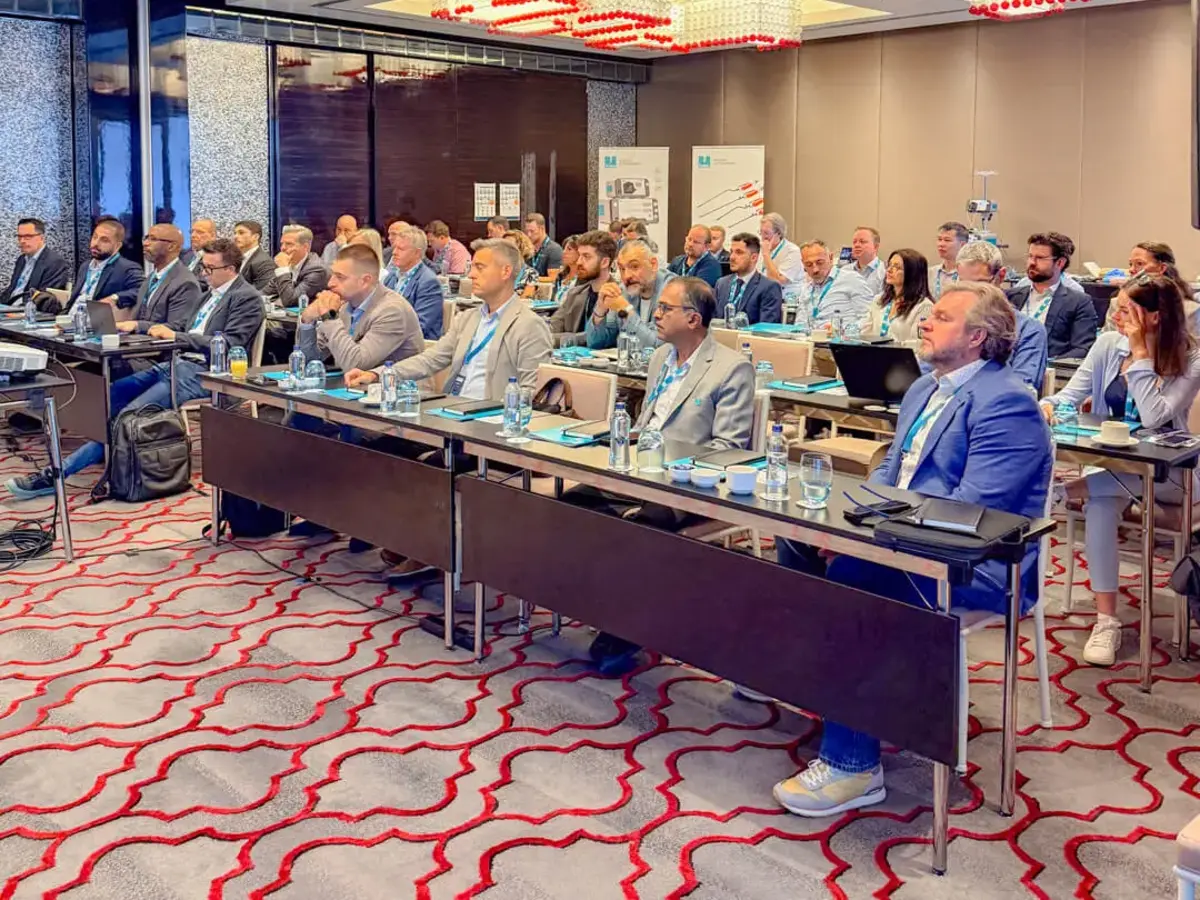 Teilnehmende verfolgen Fachvorträge während der Sutter Distributor Conference 2026 in Istanbul.