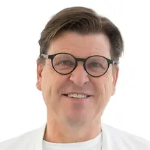Prof. Dr. Torstein R. Meling mit Brille und in Arztkittel vor weißem Hintergrund.