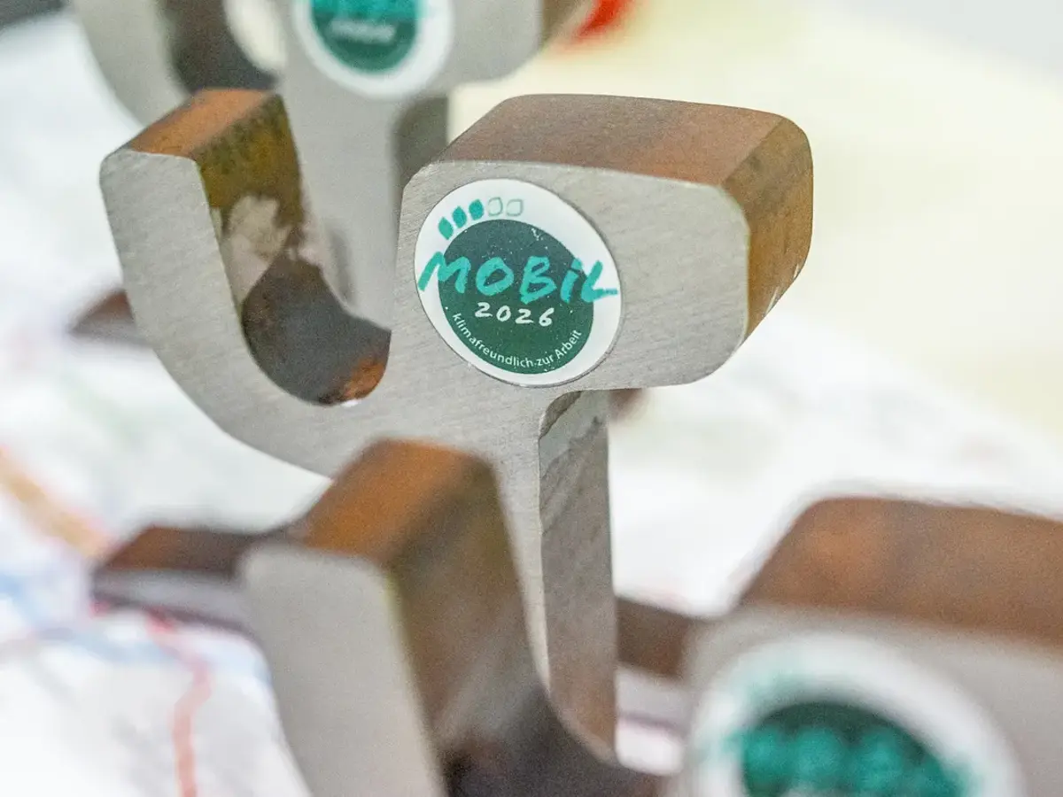 Trophäe aus recycelten Straßenbahn-Stahlteilen mit Mobil-Siegel 2026.