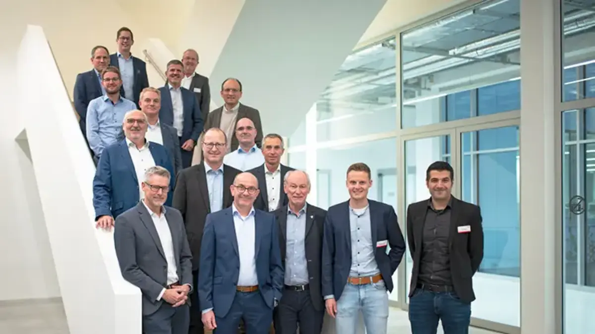 Gruppenfoto beim Treffen des Clusters Medizintechnik Südwest 2022 bei Sutter Medizintechnik – Austausch zu Innovation und Standortentwicklung.