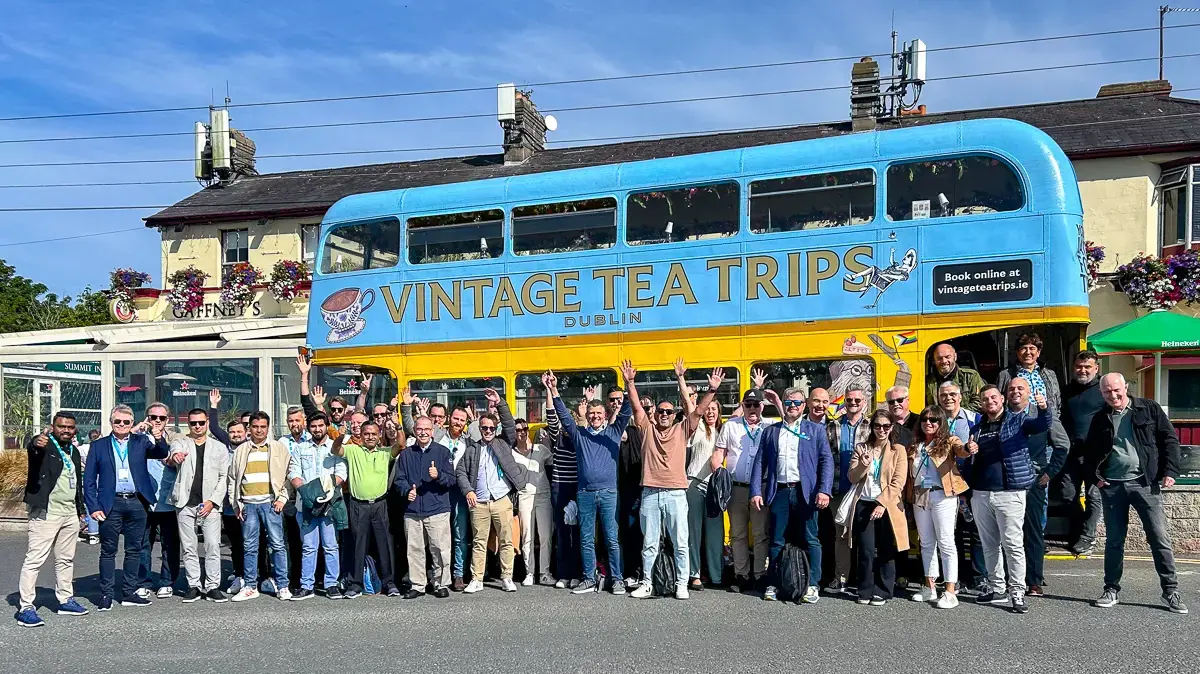 Teilnehmergruppe der SDC 2024 vor einem Bus in Dublin.
