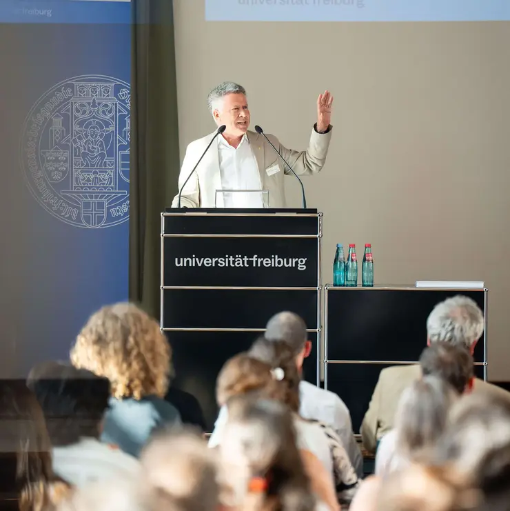 Vortrag im Rahmen des Deutschlandstipendiums an der Universität Freiburg vor großem Publikum. Die Aufnahme zeigt eine Präsentation zu Bildungsförderung, wissenschaftlichem Engagement und der Unterstützung leistungsstarker Studierender.