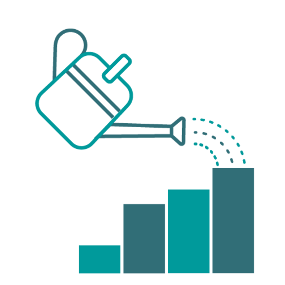 Gießkanne gießt Wasser auf ein Balkendiagramm mit vier ansteigenden Balken, symbolisiert Wachstum oder geförderten Fortschritt.