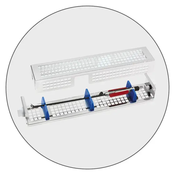 Sterilisationsbehälter mit Metallgitter und blauen Halterungen zur sicheren Fixierung chirurgischer Instrumente mit rotem Griff für den Einsatz in Klinik und OP.