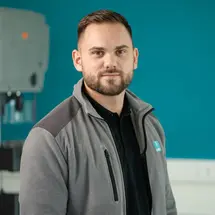 immanuel-weber-ausbildungspate-sutter.jpg Immanuel Weber, Ausbildungspate Team CNC bei Sutter Medizintechnik, vor einer Maschine in der modernen Ausbildungswerkstatt.