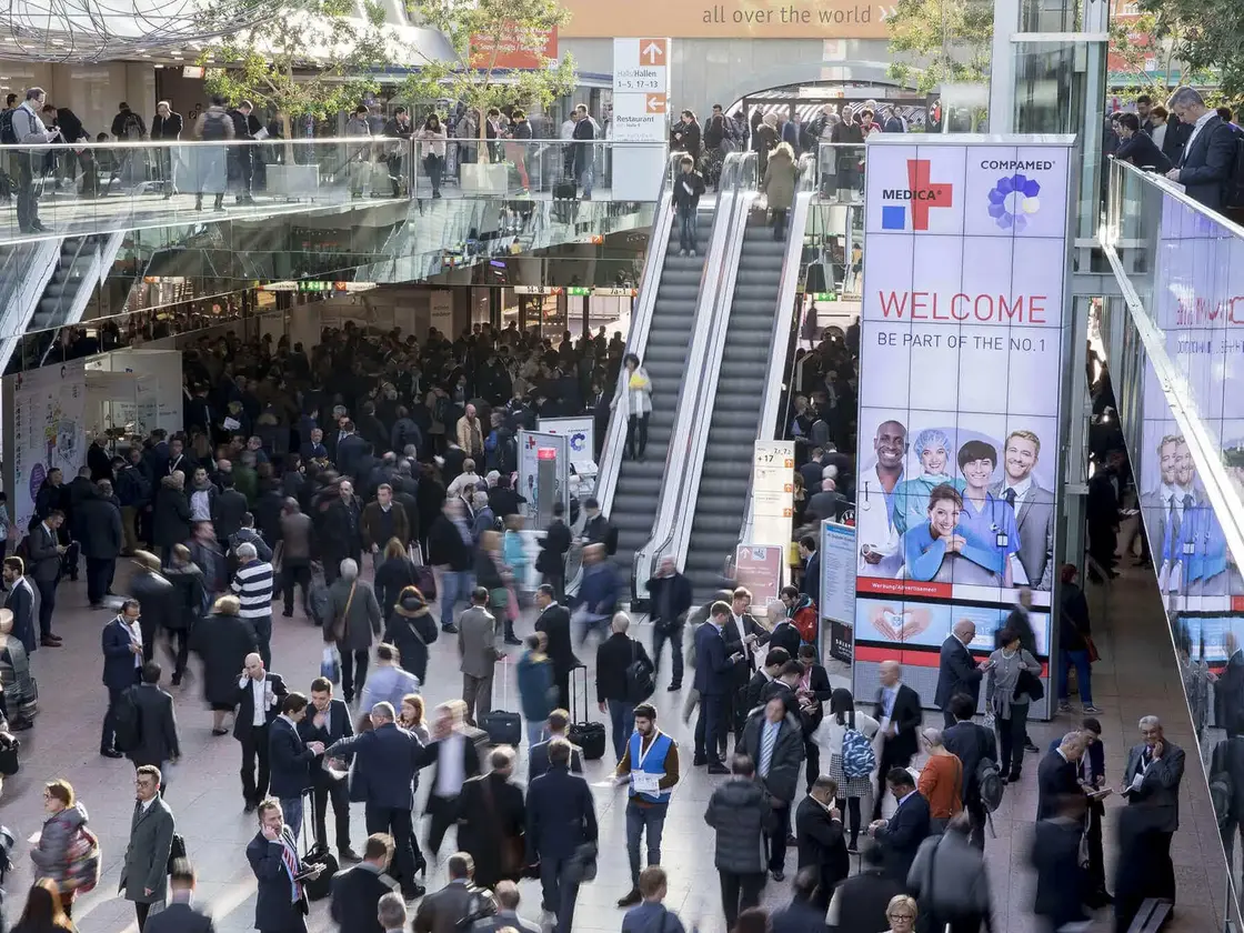 MEDICA-COMPAMED-2024-Messe-Duesseldorf-Medizintechnik.jpg Blick in die Eingangshalle der MEDICA / COMPAMED Messe in Düsseldorf mit zahlreichen Besuchern und Ausstellern – Treffpunkt der internationalen Medizintechnikbranche.