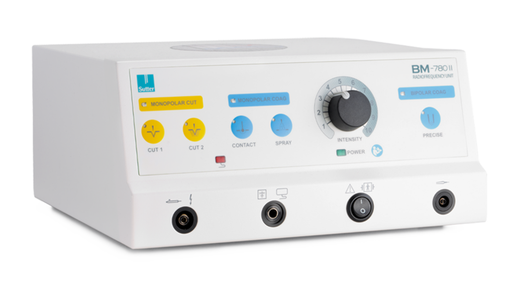 Perspektivansicht des BM-780 II Radiofrequenz-Generators mit Drehregler, Funktionsknöpfen und mehreren Anschlussmöglichkeiten für chirurgische Instrumente.