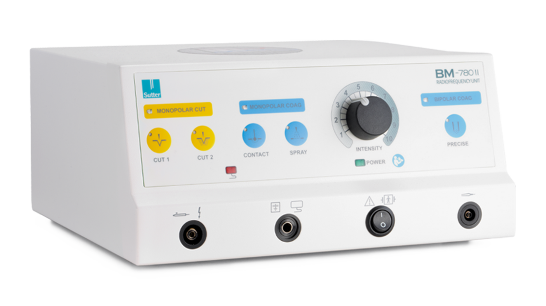 Perspektivansicht des BM-780 II Radiofrequenz-Generators mit Drehregler, Funktionsknöpfen und mehreren Anschlussmöglichkeiten für chirurgische Instrumente.