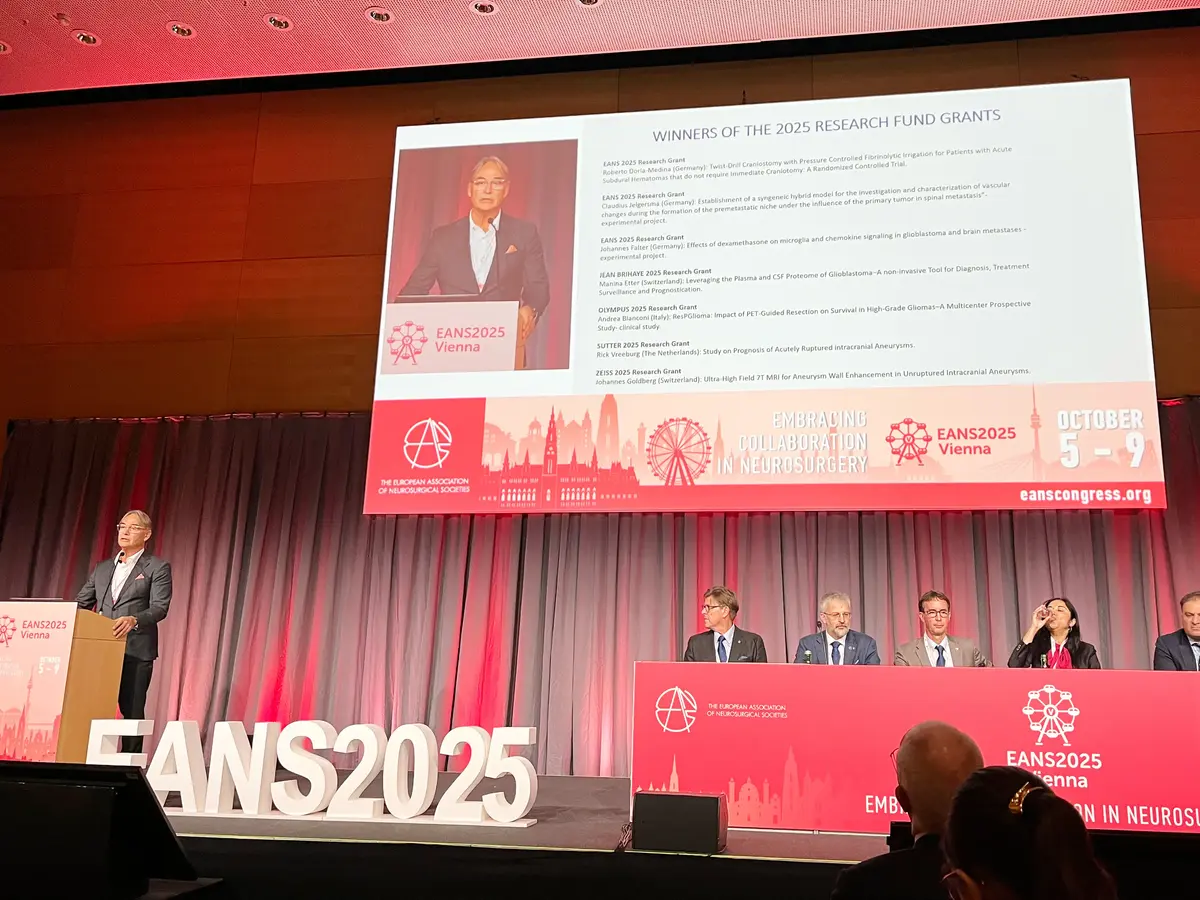 Podium auf einem internationalen Fachkongress mit Präsentation von Forschungsförderungen.