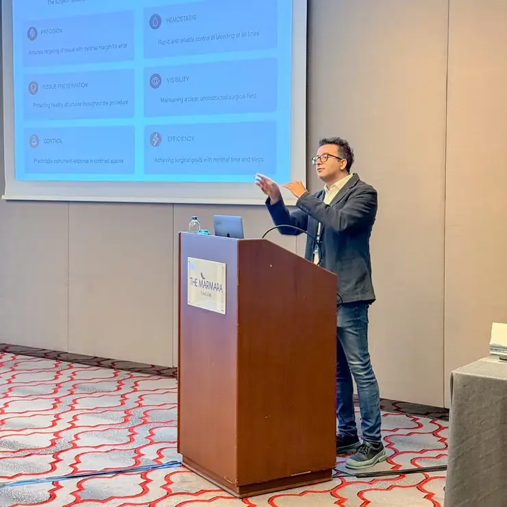 Referent spricht vor Teilnehmenden während der Sutter Distributor Conference 2026 in Istanbul.