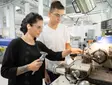 Franziska Beck, Ausbilderin bei Sutter Medizintechnik, zeigt einem Auszubildenden die Arbeit an der Drehmaschine – praxisorientierte Ausbildung.
