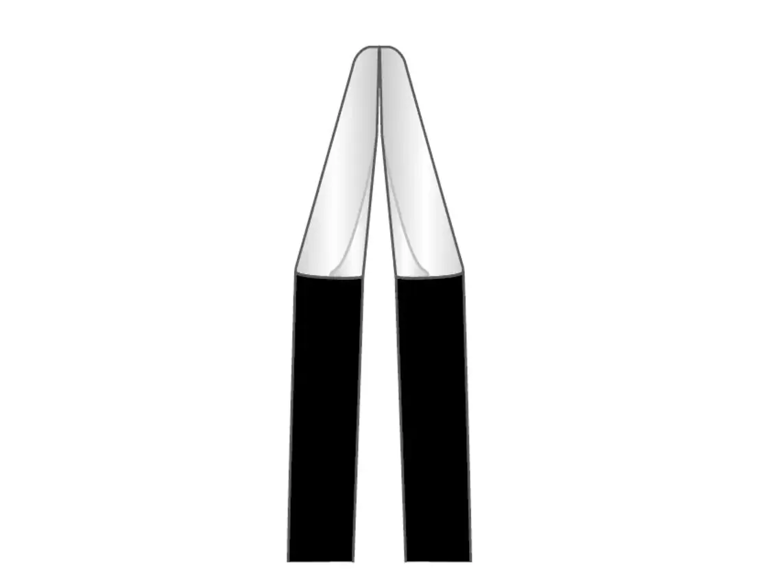 Nahaufnahme der metallischen Spitze einer Masterpiece™ non-stick bipolaren Pinzette vor weißem Hintergrund - MicroTip-Geometrie