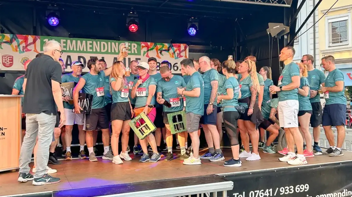 Sutter-Team auf der Bühne beim Stadtlauf Emmendingen 2024 nach dem Laufevent.