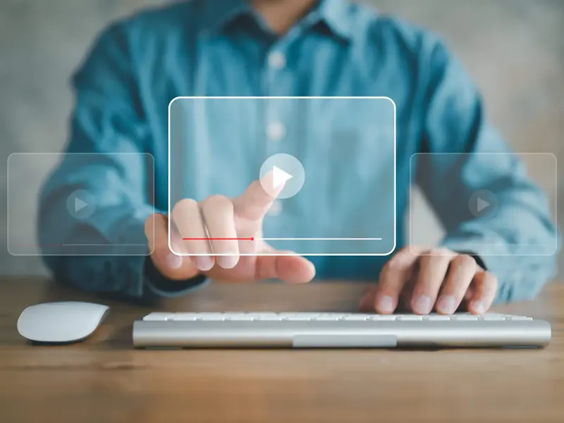 Person startet ein Online-Video – Symbolbild für die Mediathek, E-Learning und digitale Schulungsangebote bei Sutter Medizintechnik.