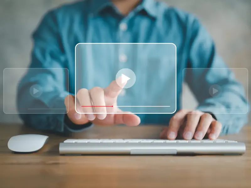 Person startet ein Online-Video – Symbolbild für die Mediathek, E-Learning und digitale Schulungsangebote bei Sutter Medizintechnik.