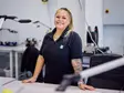 Porträt einer lächelnden Mitarbeiterin bei Sutter Medizintechnik in der Produktion – Engagement und Präzisionsarbeit in der Medizintechnikfertigung.