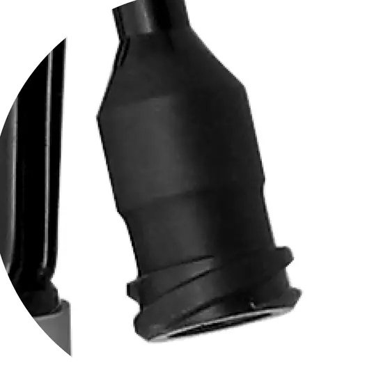 Nahaufnahme eines schwarzen Kabelsteckers einer classic bipolaren Pinzette vor weißem Hintergrund.