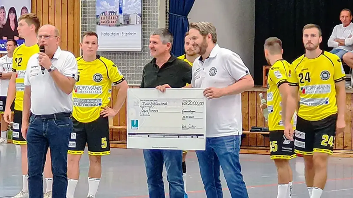 Sutter-Spendenuebergabe-SpoFunnis-2024.jpg Bert Sutter übergibt symbolischen Spendenscheck an SpoFunnis bei einem Handball-Heimspiel – Engagement für Kinder- und Jugendarbeit in der Region.