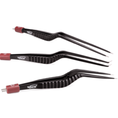 Drei schwarze bipolare Swyng Pinzetten mit rotem Anschluss, in unterschiedlichen Längen und Abwinklungen, auf weißem Hintergrund angeordnet.